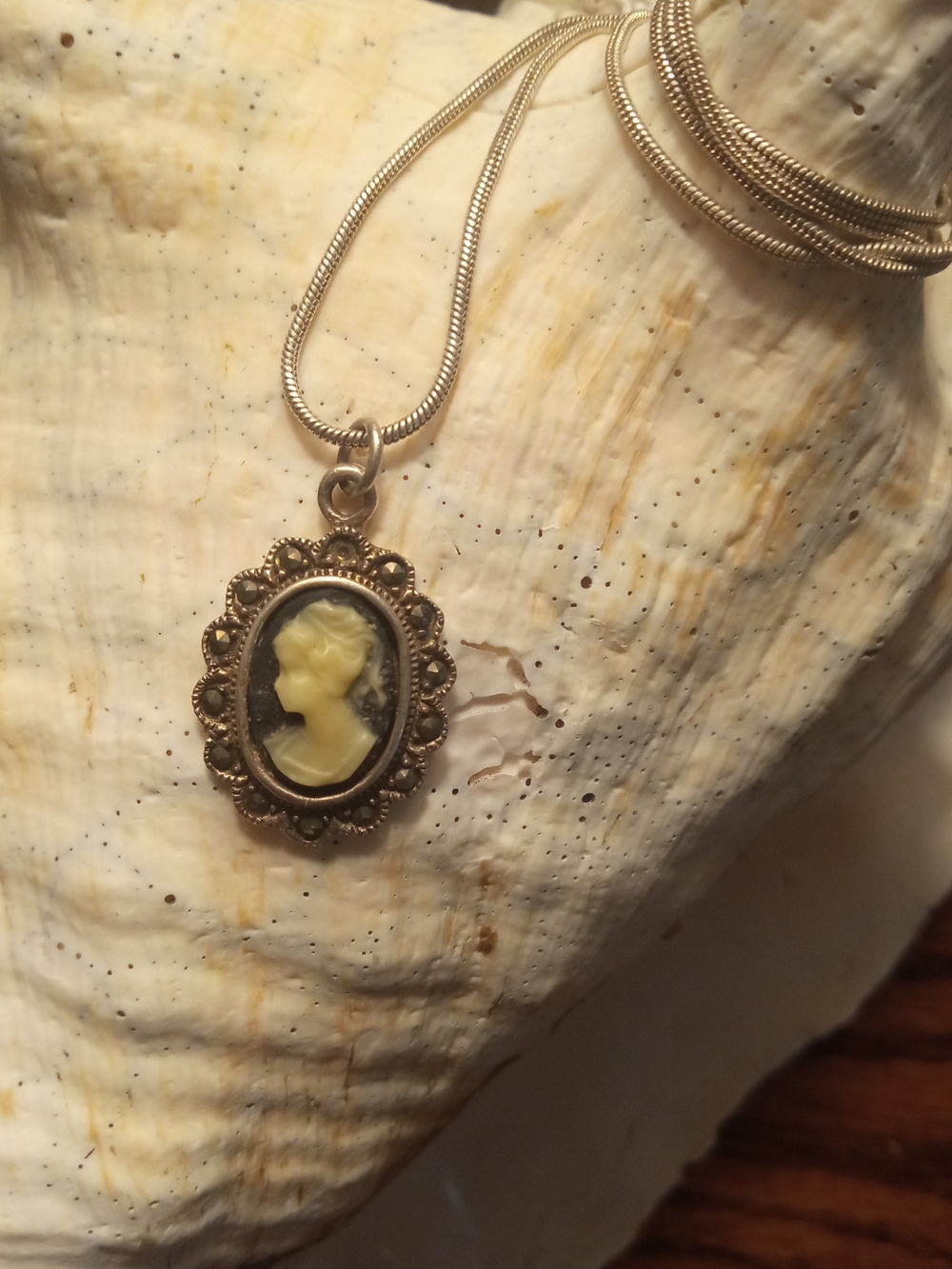 Antique-Style Cameo Pendant Necklace in Cream and Black 925 Sterling Silver